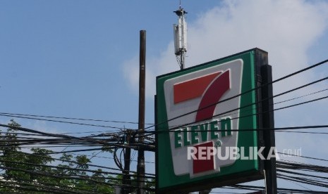 Gerai waralaba 7 Eleven (sevel) di bilangan jl Salemba Jakarta nampak tutup, Rabu (28/6).