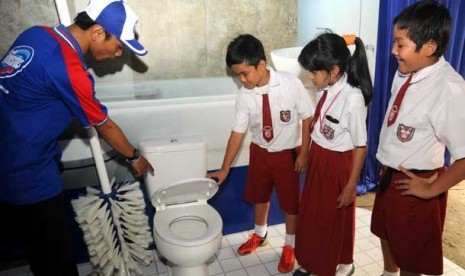 Gerakan 1000 toilet higienis, memberikan edukasi tentang pentingnya hidup sehat.