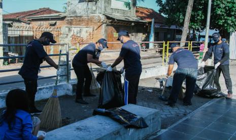 Gerakan Bersih Indah Sehat Aman (BISA) di  Kota Tua Ampenan, Mataram, Ahad (26/7).