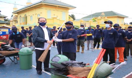 Gerakan Bersih, Indah, Sehat, Aman (BISA) yang diinisiasi Kemenparekraf di Pulau Penyengat, Tanjungpinang, Rabu (29/7).