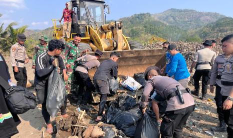 Gerakan Bulan Cinta Laut di di Pantai Kenjeran Surabaya. 