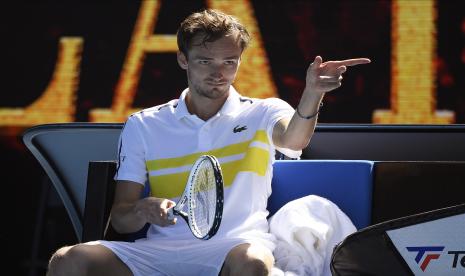 Gerakan Daniil Medvedev dari Rusia setelah mengalahkan petenis Serbia Filip Krajinovic pada pertandingan putaran ketiga mereka di kejuaraan tenis Australia Terbuka di Melbourne, Australia, Sabtu, 13 Februari 2021.