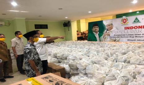 Gerakan Indonesia Peduli dan Bersatu Salurkan Ribuan Paket Sembako di Jabodetabek.