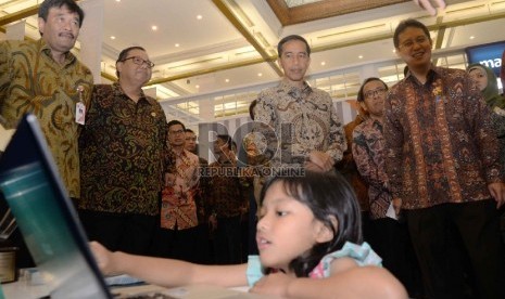 Gerakan Kewirausahaan Nasional 2015: Presiden RI Joko Widodo (kedua kanan), bersama  Menteri Koperasi dan Usaha Kecil Menengah (UKM) AA Ngurah Puspayoga (kedua kiri), Wagub DKI Jakarta Djarot Syaiful Hidayat (kiri), dan Direktur Utama PT Bank Mandiri (Pers