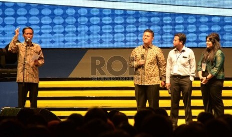 Gerakan Kewirausahaan Nasional 2015: Presiden RI Joko Widodo (kiri) berbincang dengan alumni Wirausaha Muda Mandiri, Owner Baba Rafi Hendi setiono (kedua kiri), Pengusaha Property Elang Group Elang Gumilang (kedua kiri), dan Pembuat Mesin Pembangkit Listri