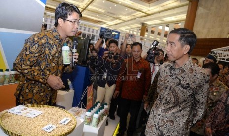 Gerakan Kewirausahaan Nasional 2015: Presiden RI Joko Widodo mendengarkan penjelasan salah satu juara kompetisi Wirausaha Muda Mandiri, Mandiri Young Technopreneur dan Wirausaha Sosial Mandiri 2014 di Jakarta, Kamis (12/3).