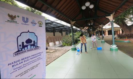 Gerakan Masjid Bersih (GMB) 2021 di Masjid Sunda Kelapa, Jakarta Pusat.