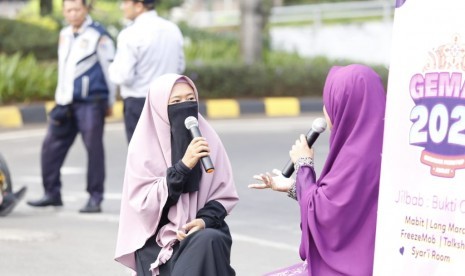 KAMMI: Jilbab Bagian Budaya Bangsa Indonesia. Gerakan Menutup Aurat (Gemar) 2020 membagikan jilbab gratis di area CFD, Jakarta pada Ahad (16/2). 