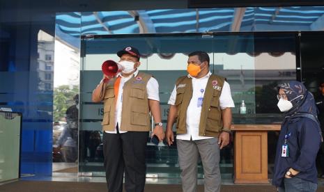  Gerakan Mobil Masker untuk Masyarakat (GMM) kembali bergerak. Kali ini menuju wilayah sepanjang Pantai Utara (Pantura) Pulau Jawa. Setidaknya 60 relawan (40 dari Satgas di Jakarta dan 20 dari Badan Penanggulangan Bencana Daerah) dengan mengendarai 20 mobil triton milik BNPB dilepas oleh Tenaga Ahli Kasatgas Penanganan Covid-19 Bigjen Pol Imam Pramukarno di Sekretariat Satuan Tugas Penanganan Covid-19 Pusat