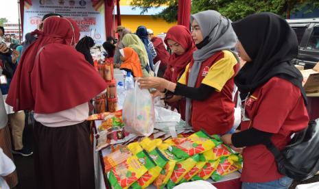 Gerakan Pangan Murah di Halaman GOR Satria Purwokerto.