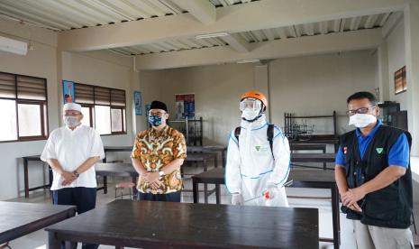 Gerakan pembersihan dan penyemprotann disinfektan di sejumlah pesantren, sekolah, dan rumah ibadah dimulai. Ini sesuai dengan arahan Wakil Presiden Republik Indoneisa, Prof Dr KH Ma