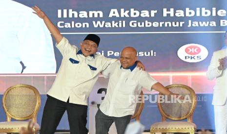 Gerakan pesawat terbang ditampilkan pasangan ASIH