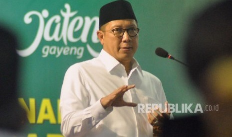 Gerakan Sadar Zakat Menteri Agama, Lukman Hakim Saifuddin menyampaikan pidato pada pencanangan Gerakan Sadar Zakat di gedung Gradhika Bhakti Praja Semarang, Rabh (24/1). 