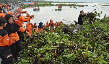 Gerakan Save Rawapening melibatkan relawan lintas komunitas dan profesi, termasuk para buruh.