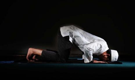 Tips Sholat Bagi Orang yang Sering Buang Air Kecil. Foto:    Gerakan shalat saat sedang bersujud (ilustrasi).