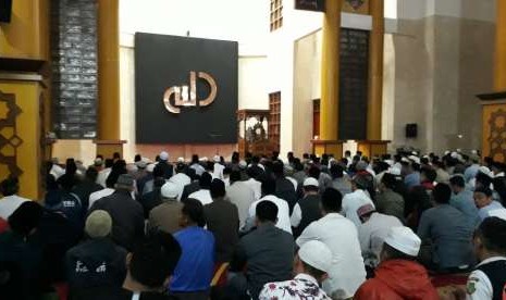 Gerakan shalat subuh berjamaah yang digerakkan Pemkot Sukabumi di Masjid Agung Sukabumi dihadiri sekitar 500 orang lebih jemaah dan dihadiri Wali Kota Sukabumi Achmad Fahmi dan Wakil Wali Kota Sukabumi Andri Setiawan Hamami, Jumat (12/10)