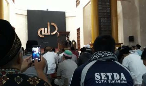 Gerakan shalat subuh berjamaah yang digerakkan Pemkot Sukabumi di Masjid Agung Sukabumi dihadiri sekitar 500 orang lebih jemaah dan dihadiri Wali Kota Sukabumi Achmad Fahmi dan Wakil Wali Kota Sukabumi Andri Setiawan Hamami, Jumat (12/10)