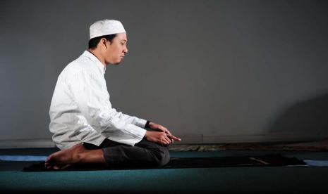 Hadits tentang Berdehem, Menangis, dan Bicara Saat Sholat. Foto: Gerakan sholat (ilustrasi).