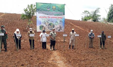 Gerakan tanam kacang tanah di Desa Bantarsari Kecamatan Pabuaran, Kabupaten Sukabumi, Kamis (28/10)