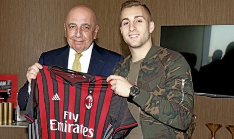 Salah satu pemain yang dikontrak AC Milan pada bursa transfer Januari, Gerard Deulofeu (kanan) bersama CEO AC Milan, Adriano Galliani.