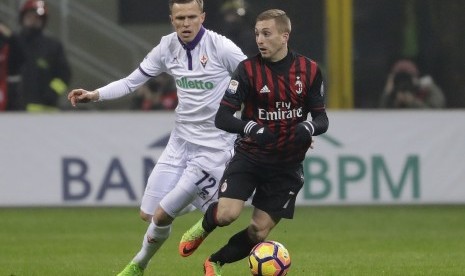 Gerard Deulofeu (kanan) saat menghadapi Fiorentina.