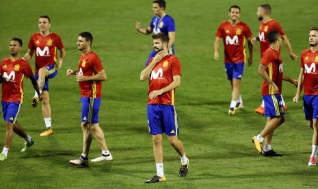 Gerard Pique berlatih bersama tim nasional Spanyol.