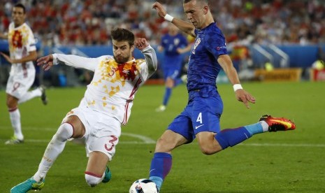 Gerard Pique in action with Croatia's Ivan Perisic