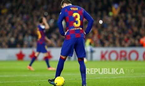 Bek Barcelona Gerard Pique juggling dengan bola. Gerard Pique ditarik keluar saat Barcelona ditahan imbang 1-1 oleh Napoli, setelah mengalami masalah pada engkel kaki kirinya. 