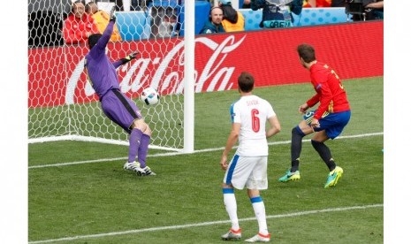 Gerard Pique (kanan) saat menjebol gawang Petr Cech.