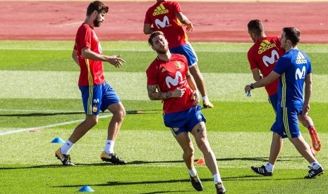 Gerard Pique (kiri) saat berlatih dengan timnas Spanyol di Las Rozas, Madrid, Selasa (3/10).