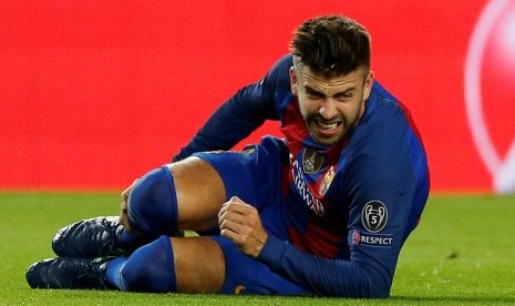 Gerard Pique menderita cedera setelah ditekel gelandang Manchester City David Silva.