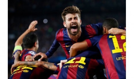 Gerard Pique (tengah)