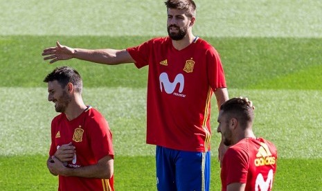 Gerard Pique (tengah) saat menjalani latihan bersama timnas Spanyol di Las Rojaz, Madrid, Selasa (3/10).