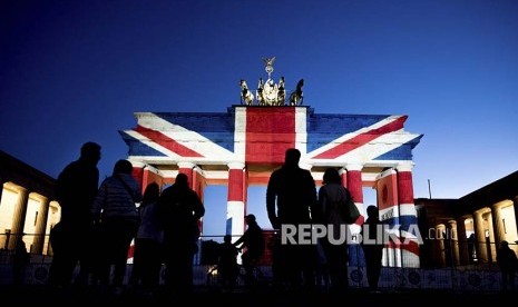 Gerbang Brandenburg Berlin berselimutkan proyeksi bendera union jack Inggris sebagai tanda belasungkawa atas aksi teror di Jembatan London