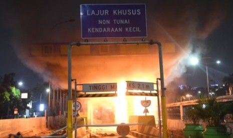 Gerbang Pejompongan tol dalam kota, dibakar massa, di Jakarta, Selasa (24/9/2019). Ribuan mahasiswa dari berbagai kampus turun ke jalan berunjukrasa menolak UU KPK dan pengesahan RUU KUHP. 