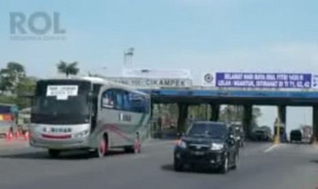 Gerbang tol Cikampek, Jawa Barat.