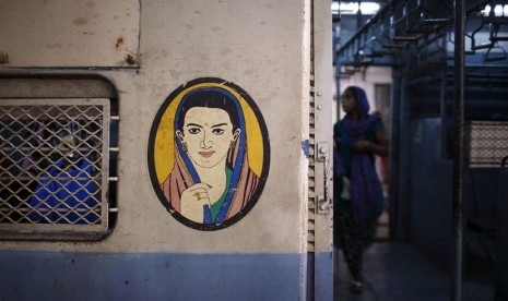  Gerbong kereta khusus wanita di kota Mumbai,India. (Reuters/Navesh Chitrakar).