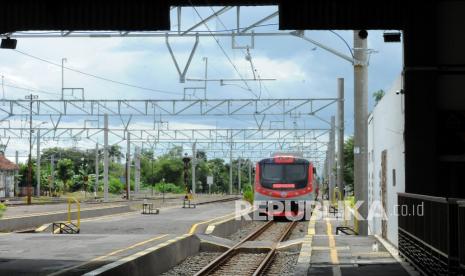 Gerbong Kereta Rel Listrik (KRL) Solo-Jogja meninggalkan stasiun saat uji coba penumpang KRL di Stasiun Klaten, Jawa Tengah, Kamis (28/1/2021). PT Kereta Commuter Indonesia akan melakukan uji coba publik KRL Solo-Jogja kepada masyarakat umum pada tanggal 1 - 7 Februari 2021 dengan cara mendaftar melalui daring menggunakan aplikasi KRL Access pada telepon pintar.