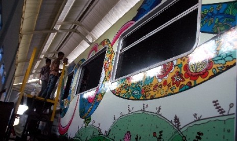 Gerbong motif batik di kereta Argo Parahyangan, Bandung, Jawa Barat, Sabtu (12/2). 