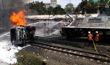 Gerbong penumpang KRL Commuterline jurusan Serpong-Jakarta terguling setelah menabrak mobil tangki di perlintasan kereta di Bintaro Permai, Tangerang Selatan, Senin (9/12).  (Republika/Yasin Habibi)