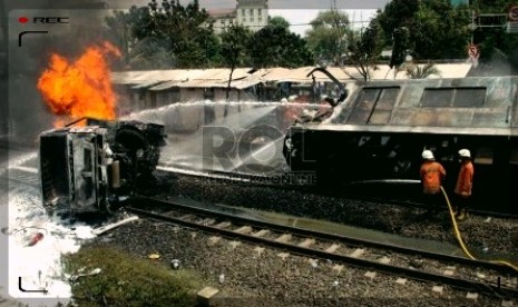 Gerbong penumpang KRL Commuterline jurusan Serpong-Jakarta terguling setelah menabrak mobil tangki di perlintasan kereta di Bintaro Permai, Tangerang Selatan, Senin (9/12). 