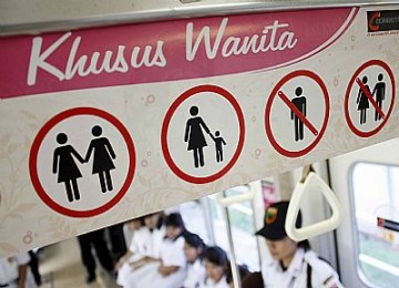 Gerbong khusus wanita dalam KRL Jakarta-Bogor