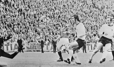 Gerd Muller (kanan), pemain Jerman Barat, mencetak gol ke jala Uni Soviet di partai final Piala Eropa 1972.