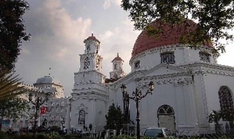 Gereja Blenduk (sekarang Gereja GPIB Immanuel) yang arsitekturnya bergaya Phantheon dengan bangunan khas Portugis merupakanu landmark Kota Lama Semarang.