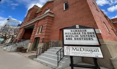 Gereja McDougall United Church di Edmonton, Kanada menyediakan tempat untuk sholat tarawih selama Ramadhan 2022. Gereja Edmonton Sediakan Tempat Sholat Tarawih Sejak Awal Ramadhan