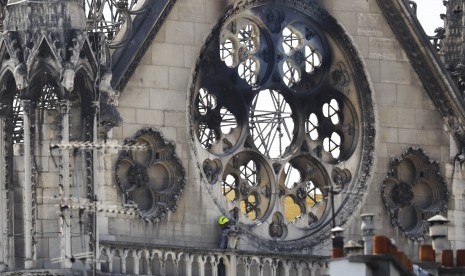 Gereja Notre-Dame di Paris, Prancis, terbakar pada Senin malam (15/4).