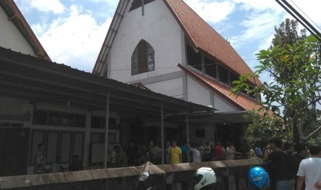   Gereja Santa Lidwina di Padukuhan Bedog, Desa Trihanggo, Kecamatan Gamping, Kabupaten Sleman, DIY. Gereja ini mengalami penyerangan usai menggelar misa pada Ahad (11/).