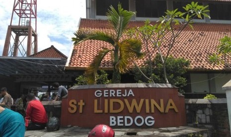 Gereja Santa Lidwina di Padukuhan Bedog, Desa Trihanggo, Kecamatan Gamping, Kabupaten Sleman, DIY. Gereja ini mengalami penyerangan usai menggelar misa pada Ahad (11/).