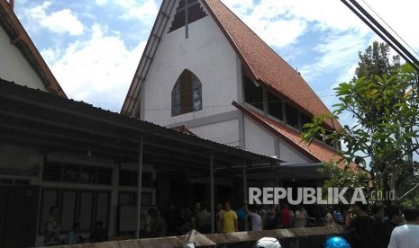 Gereja Santa Lidwina di Padukuhan Bedog, Desa Trihanggo, Kecamatan Gamping, Kabupaten Sleman, DIY.  Gereja yang mengalami penyerangan usai menggelar misa pada Ahad (11/). 