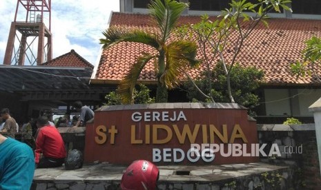 Gereja Santa Lidwina di Padukuhan Bedog, Desa Trihanggo, Kecamatan Gamping, Kabupaten Sleman, DIY.  Gereja yang mengalami penyerangan usai menggelar misa pada Ahad (11/). 